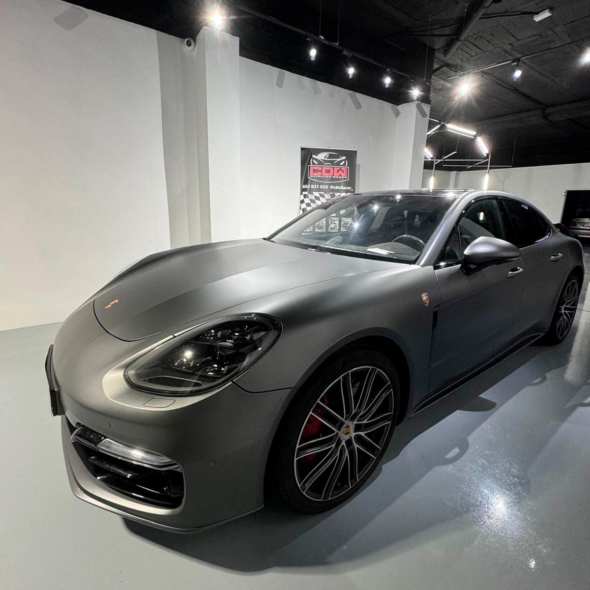 Porsche Panamera con acabado gris satinado en estudio; vinilado integral realizado por CDW llacer