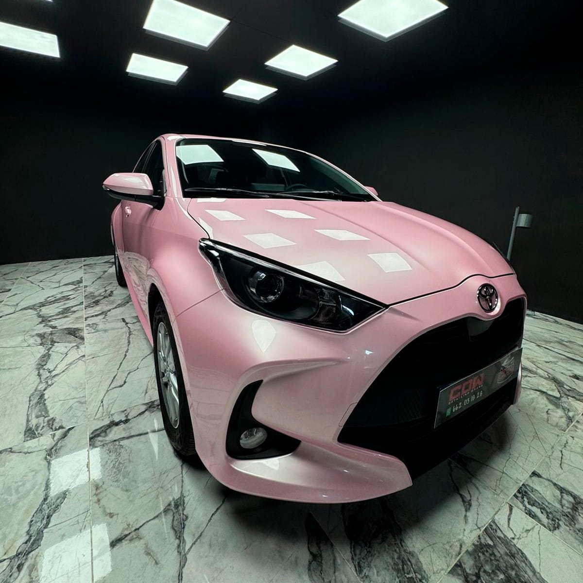 Toyota Yaris en color rosa brillante en cabina; vinilado integral personalizado por CDW Llacer