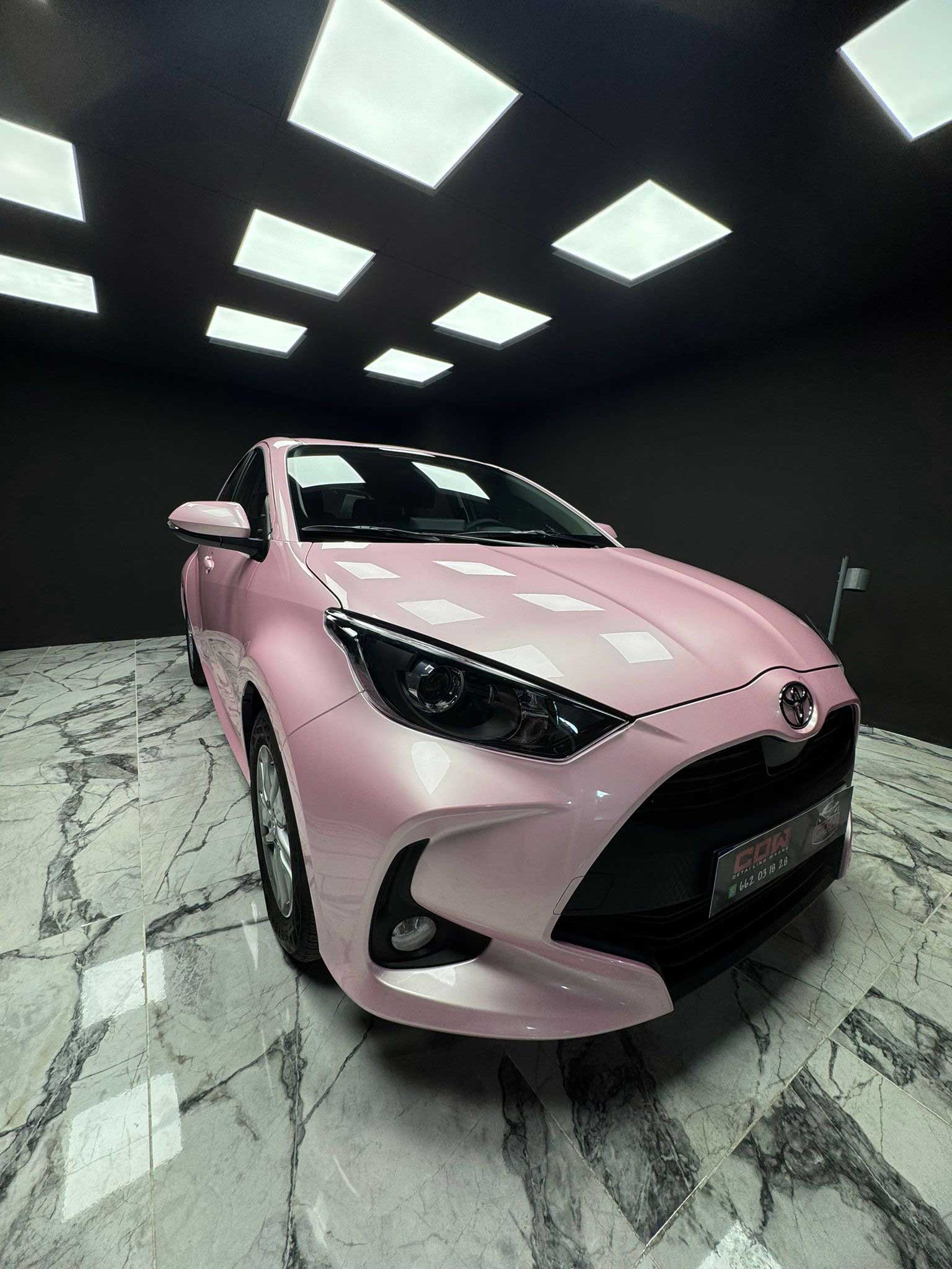 Toyota envuelto en vinilo rosa perla en el taller CDW Llacer, acabado OEM y líneas limpias.