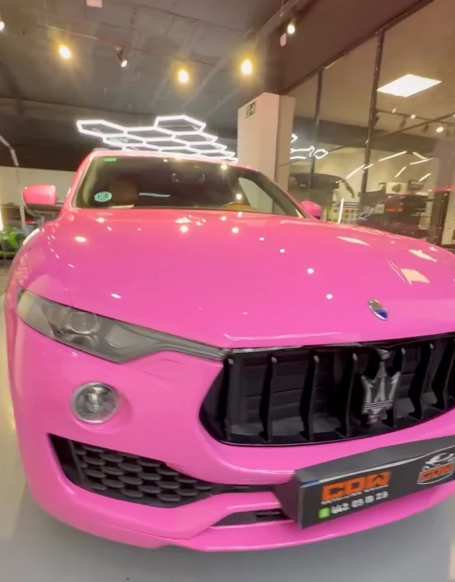 Vista frontal en ángulo de Maserati Levante rosa con vinilo personalizado