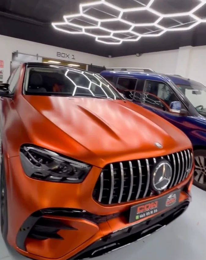 SUV Mercedes con acabado naranja satinado personalizado mediante vinilo